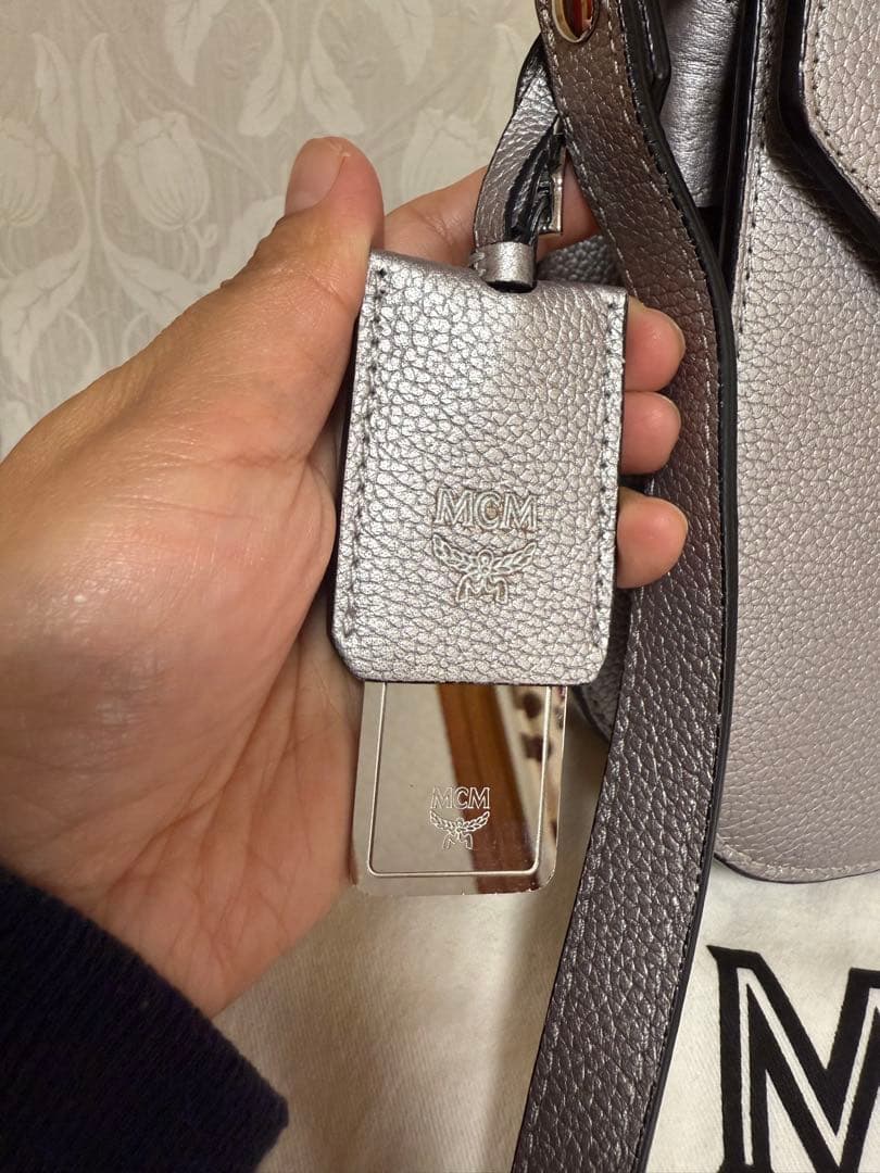 MCM シルバー レザーショルダーバッグ