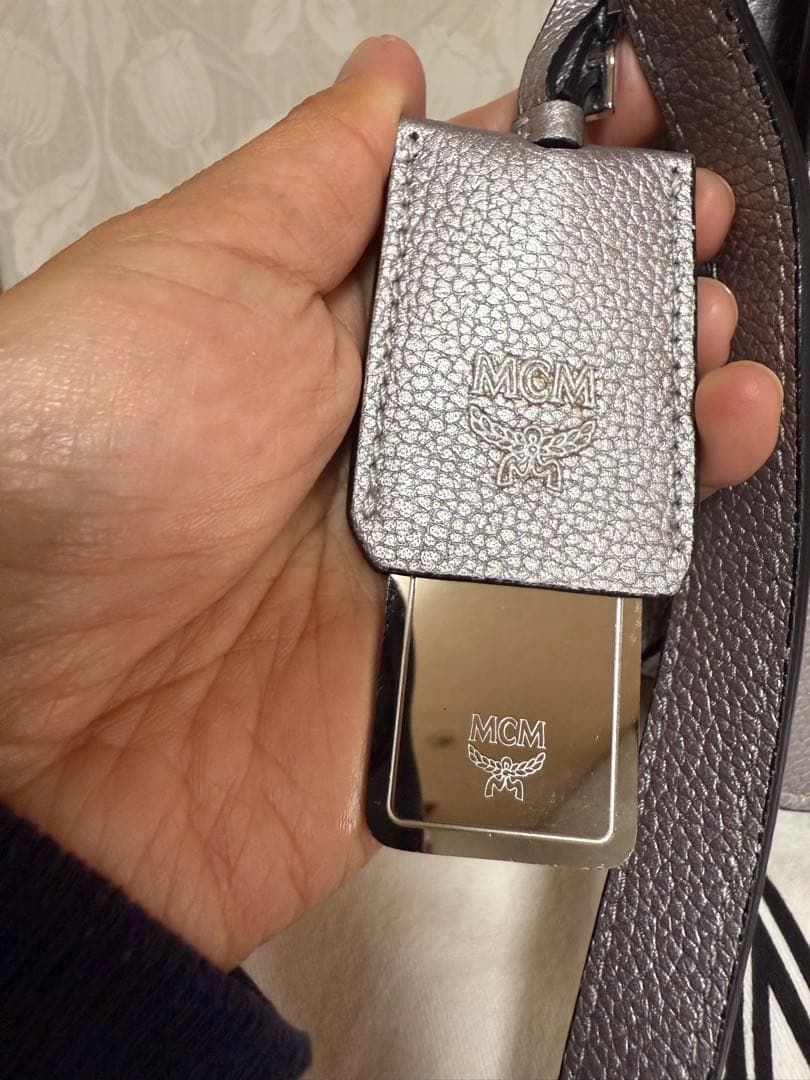 MCM シルバー レザーショルダーバッグ