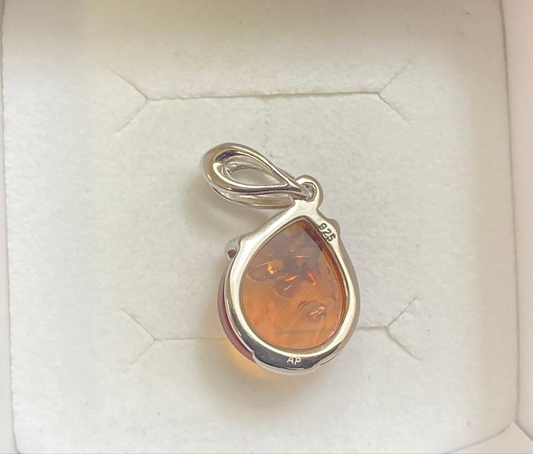 【新品】S&A トップ 蜂　シルバー　万博・ポーランド館　琥珀　ネックレス