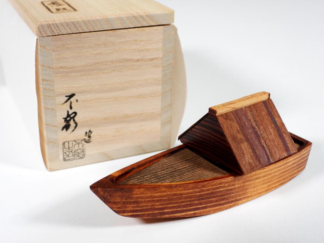 国宝銀閣寺古材 舟香合 東山大龍 不窮造 慈照寺住職 大龍叟 謹白 共箱