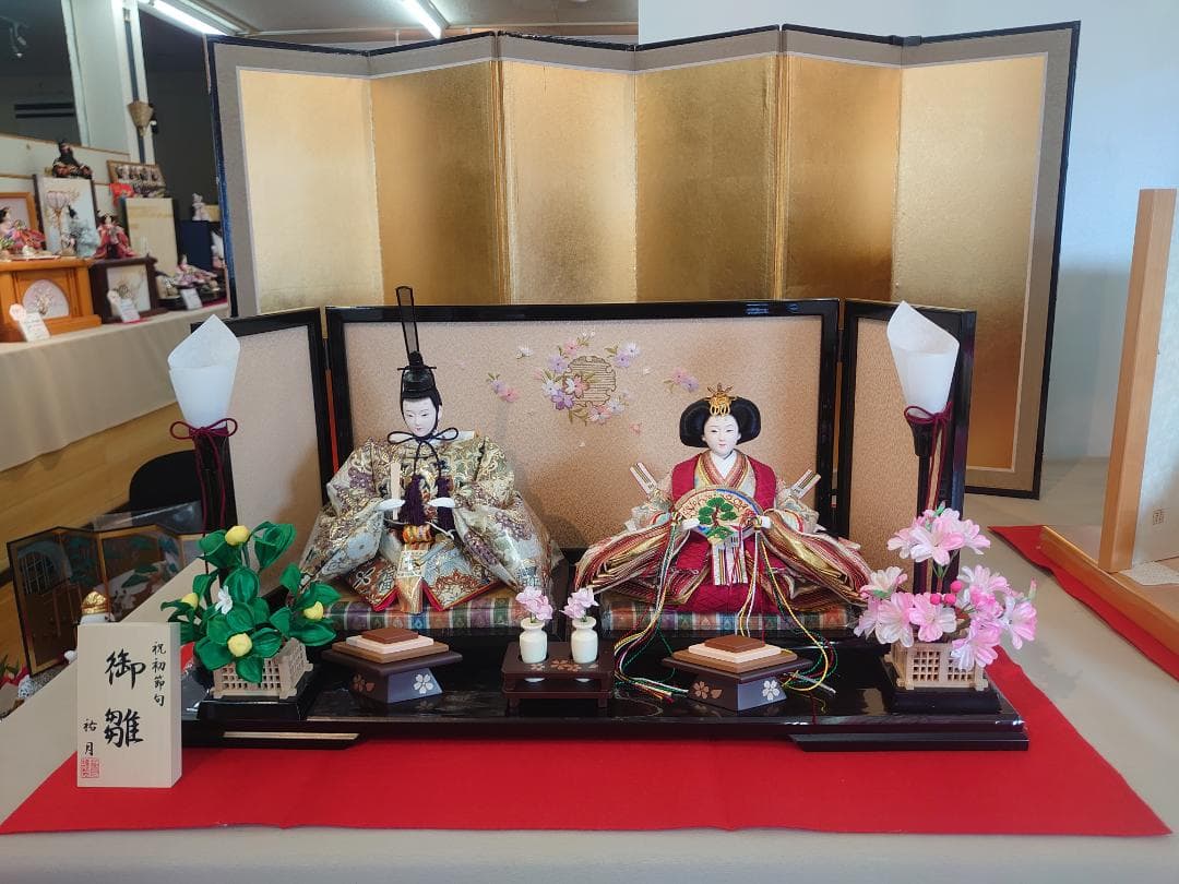 kairi●新品おひなさま●金襴衣装飾り　石帯付人形　刺繍屏風　フルセット