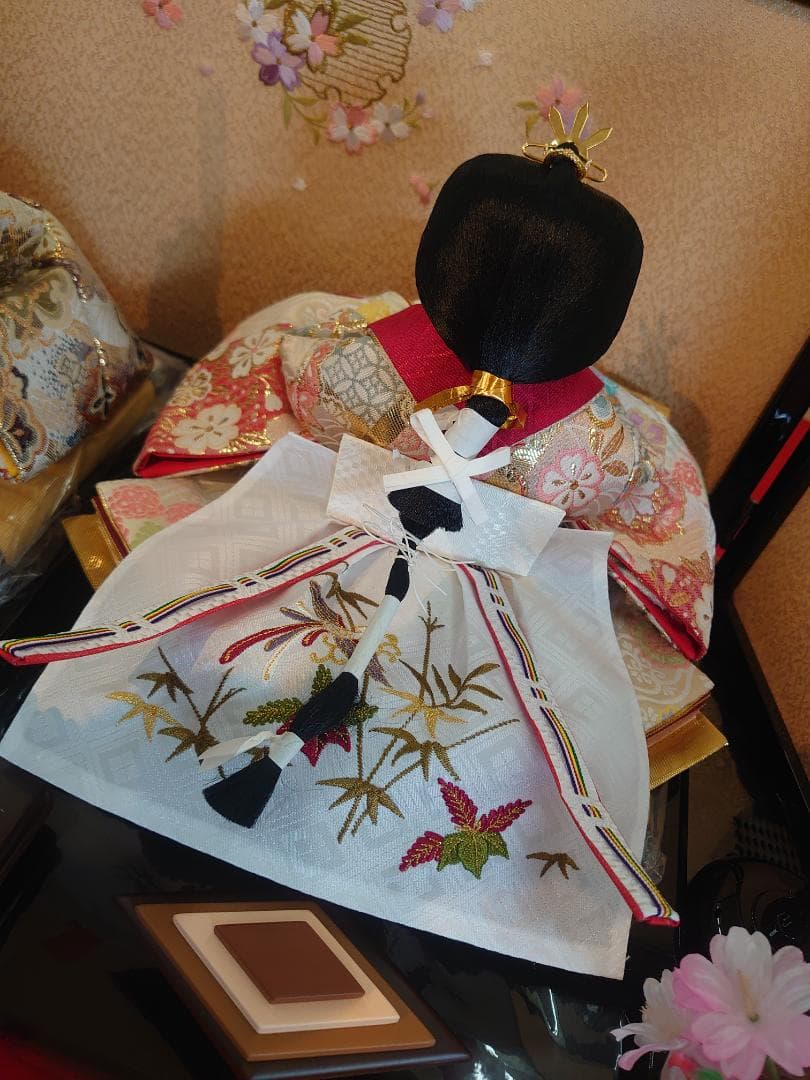 kairi●新品おひなさま●金襴衣装飾り　石帯付人形　刺繍屏風　フルセット