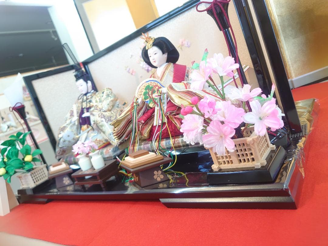 kairi●新品おひなさま●金襴衣装飾り　石帯付人形　刺繍屏風　フルセット