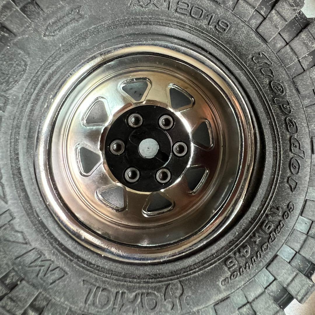 RC4WD 6LUG1.9クロームホイール、axial純正トレパドールタイヤ