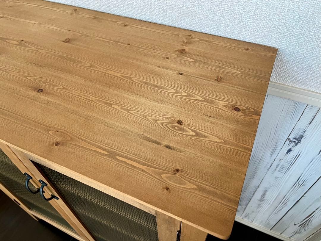 パイン無垢材 オーダーキャビネット チェッカーガラス扉