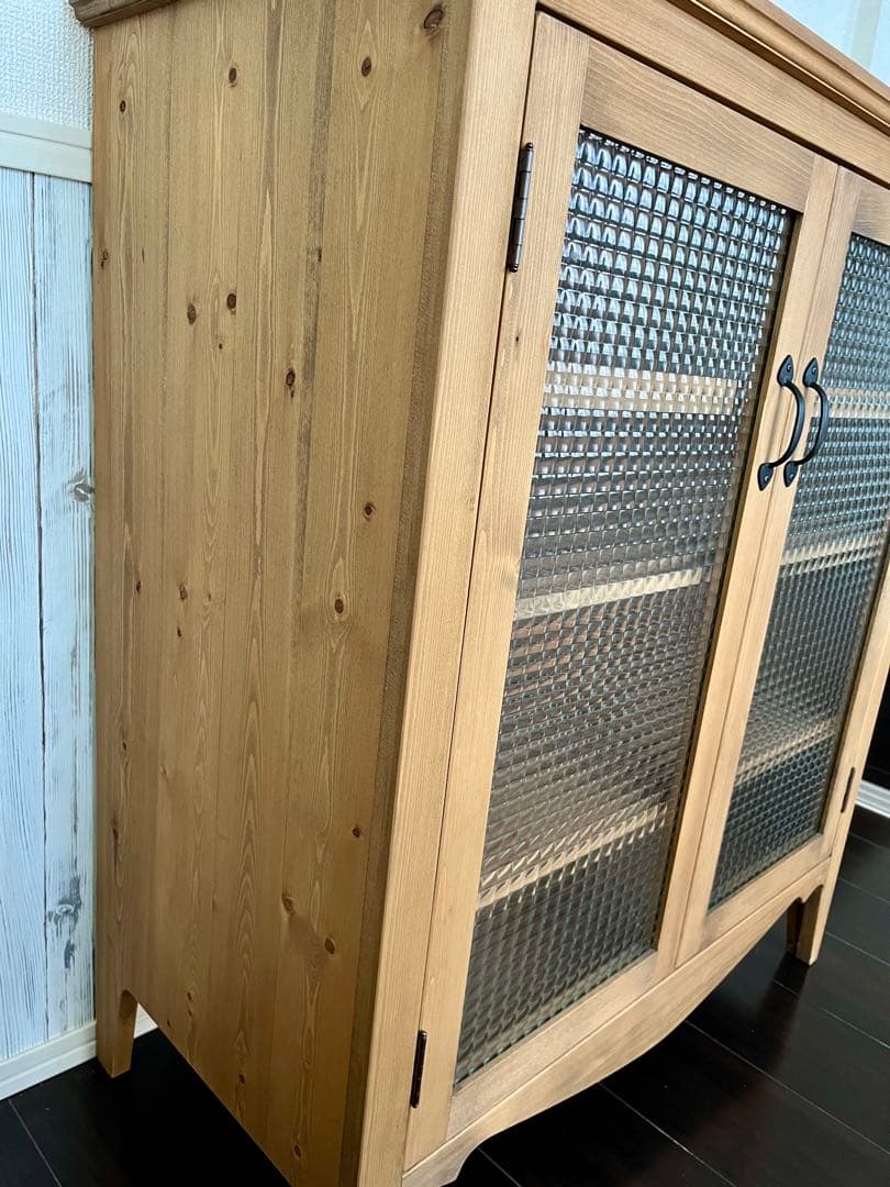 パイン無垢材 オーダーキャビネット チェッカーガラス扉