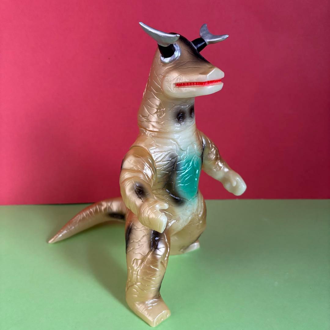 か*き様 ブルマァク　怪獣シリーズ エレキング　蓄光ゴールド