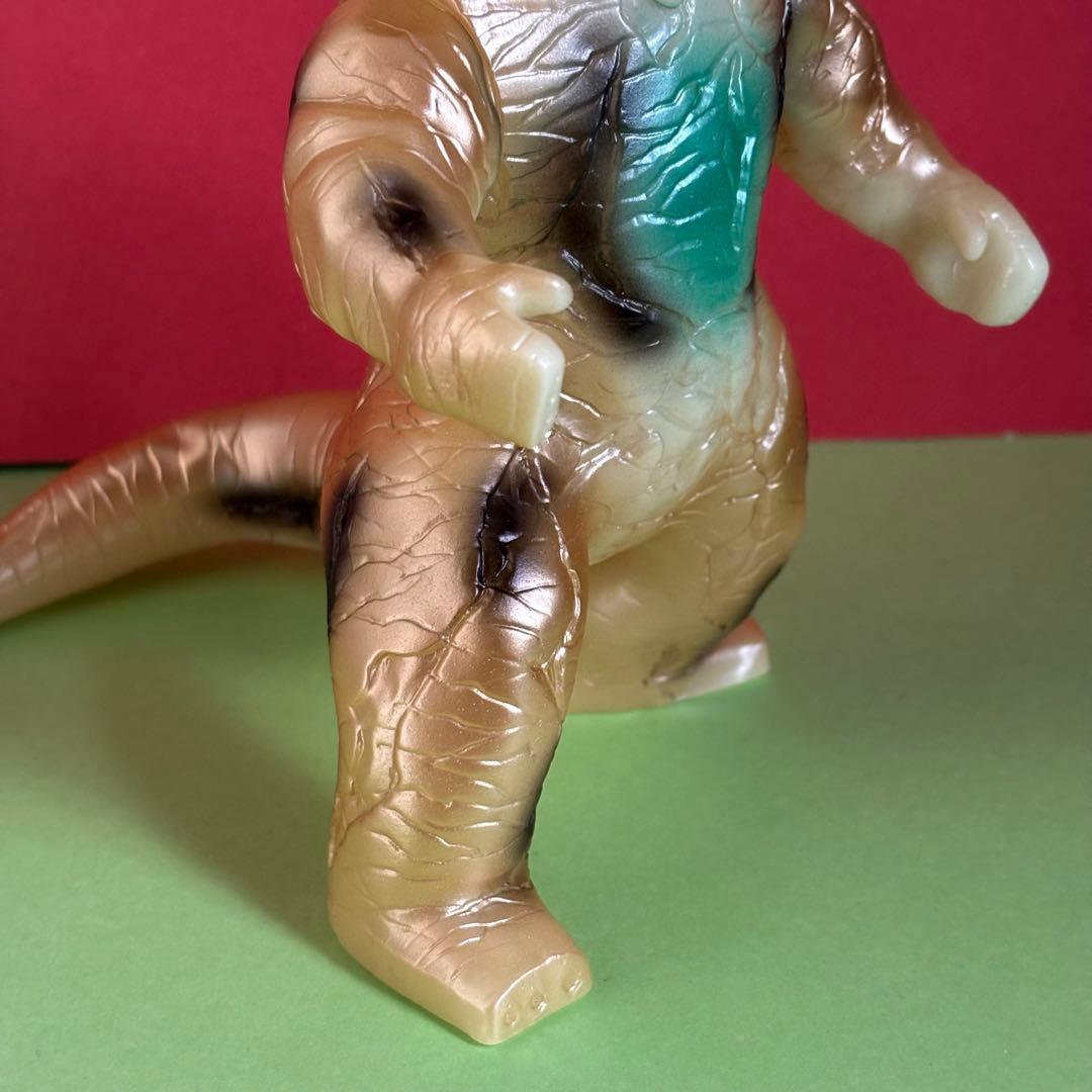 か*き様 ブルマァク　怪獣シリーズ エレキング　蓄光ゴールド