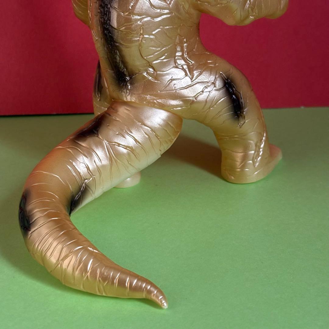 か*き様 ブルマァク　怪獣シリーズ エレキング　蓄光ゴールド