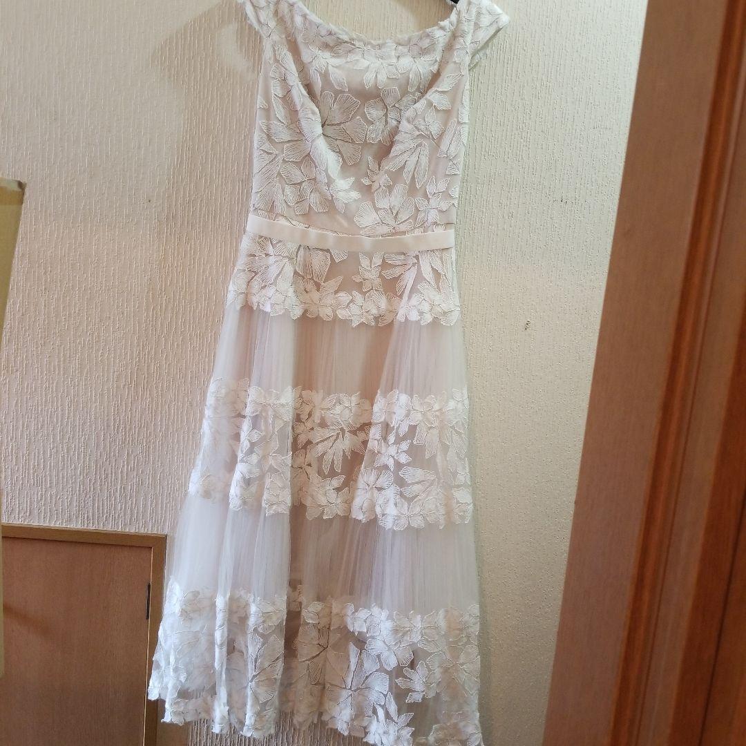 フローラル刺繍ホワイトドレス