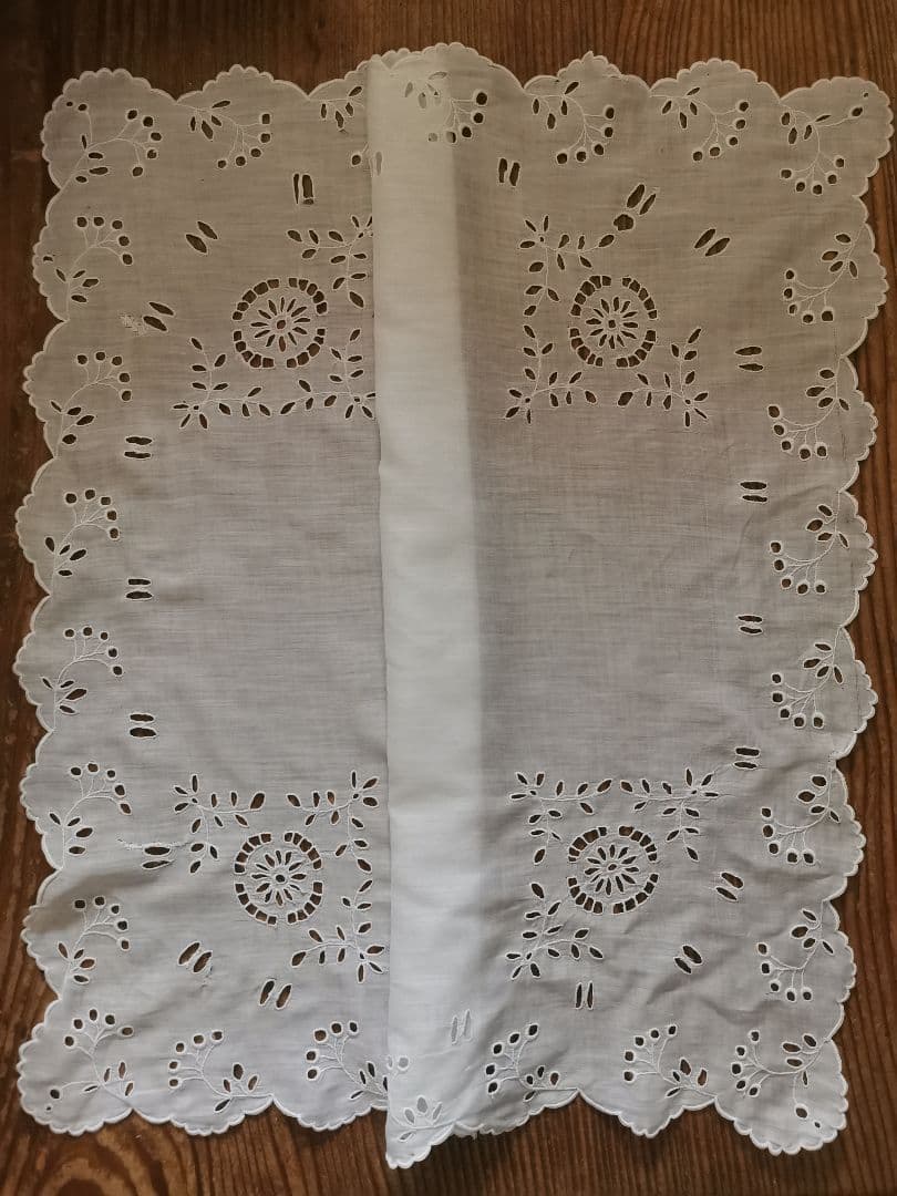 アンティーク オルレア スカラップフリル 花輪アイレット刺繍 大判クロスハンカチ