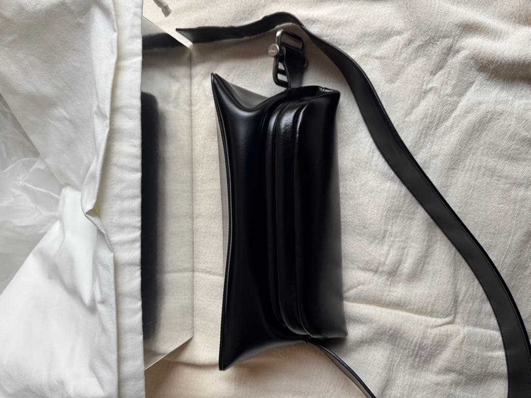 OSOI ブラックレザーショルダーバッグ