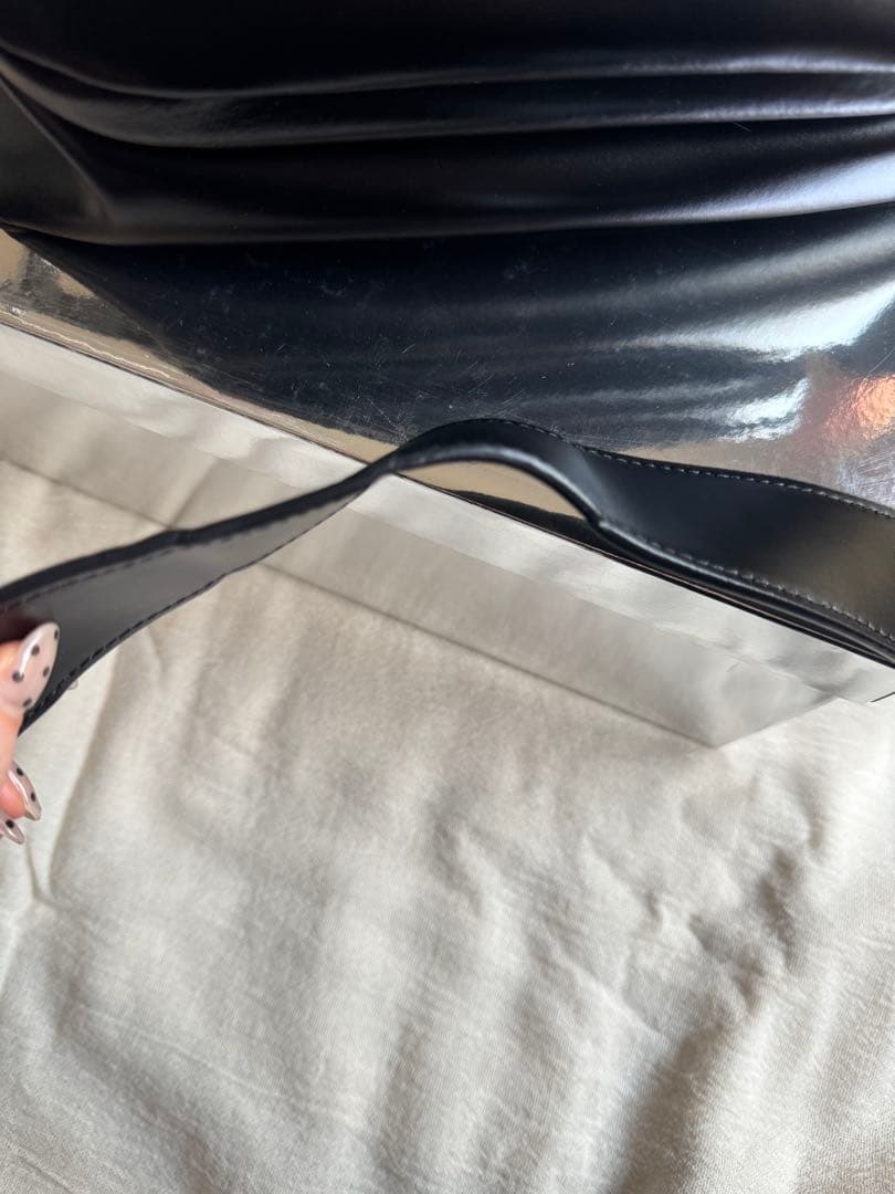 OSOI ブラックレザーショルダーバッグ