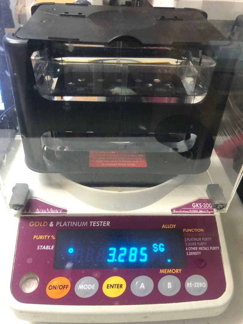 翡翠 (ジェダイト) 白猿 桃の実 根付 中国美術