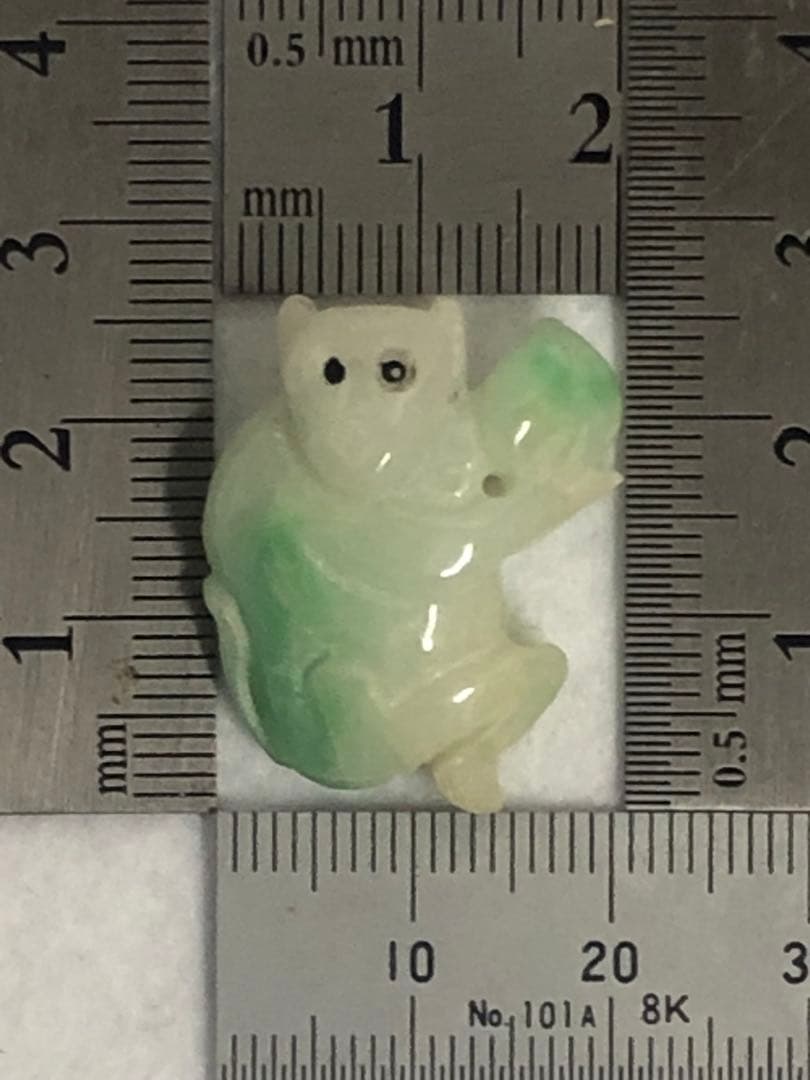 翡翠 (ジェダイト) 白猿 桃の実 根付 中国美術