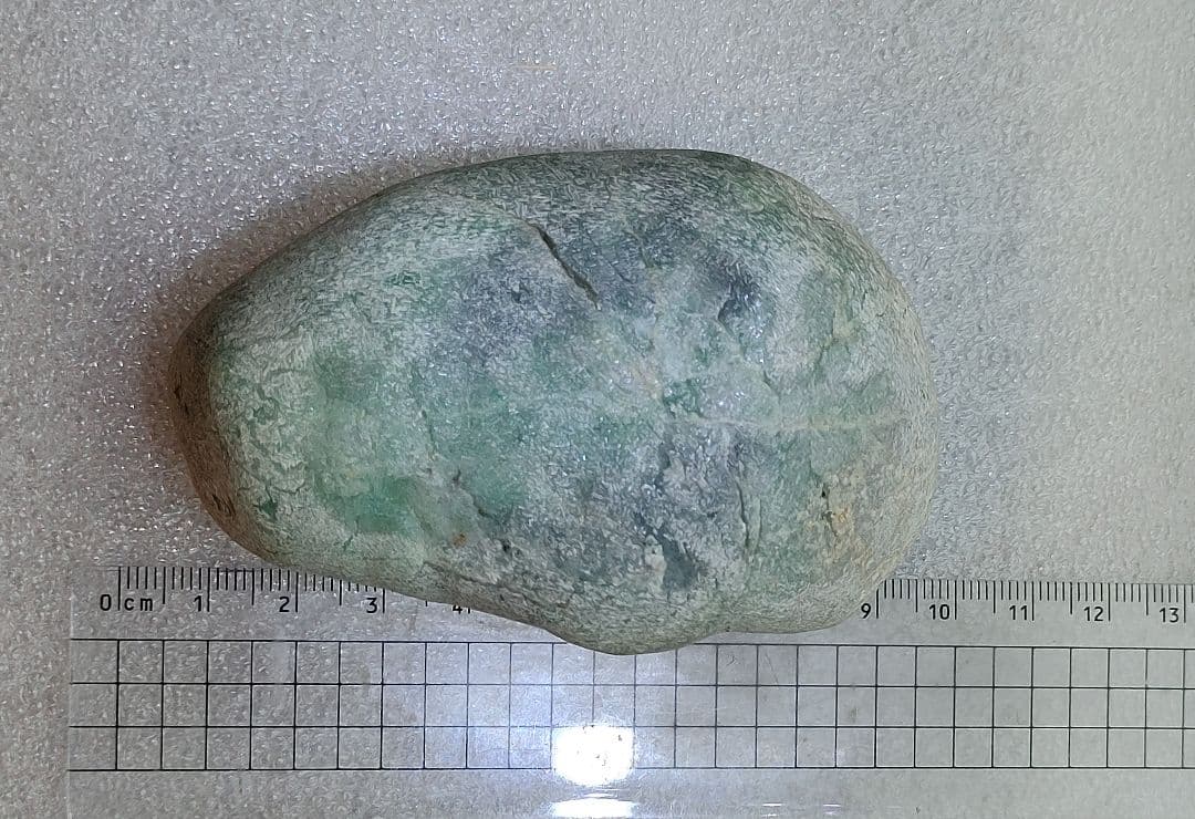 レアミャンマー産 翡翠原石 石全体にグリーンの色合い 355g