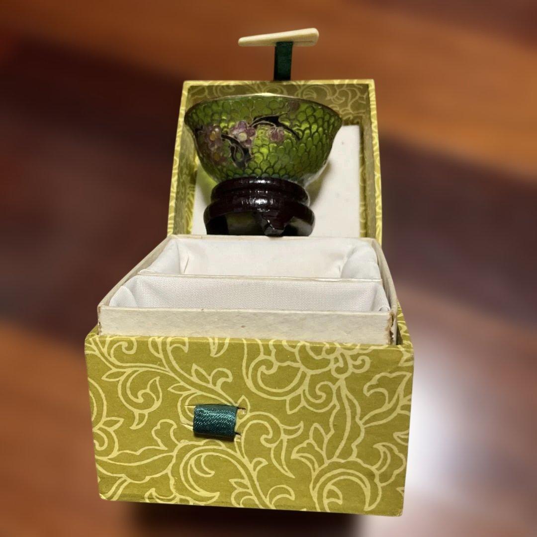 中国、ステンドグラス、花模様の緑色盃