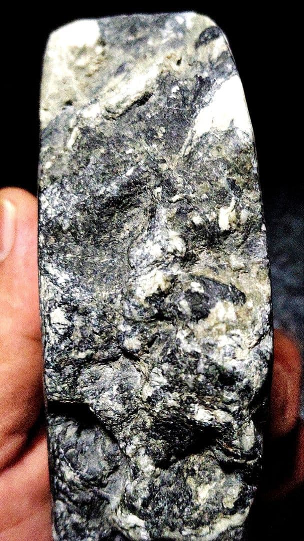 ★翡翠原石★糸魚川硬玉【姫川河口・川ズレ・カット702ｇ】