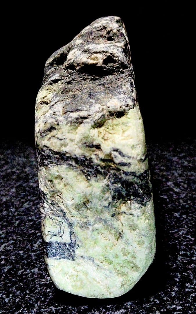 ★翡翠原石★糸魚川硬玉【姫川河口・川ズレ・カット702ｇ】