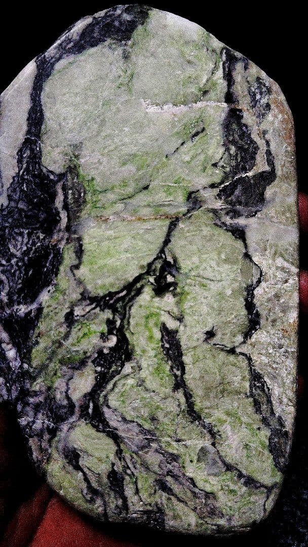 ★翡翠原石★糸魚川硬玉【姫川河口・川ズレ・カット702ｇ】