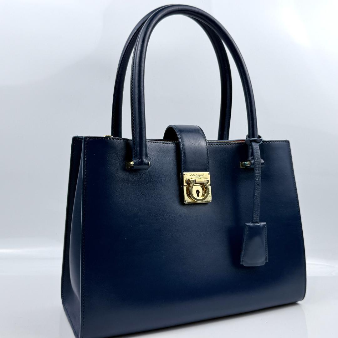 Ferragamo ジュリエット ハンドバッグ ロック クロシェット ネイビー