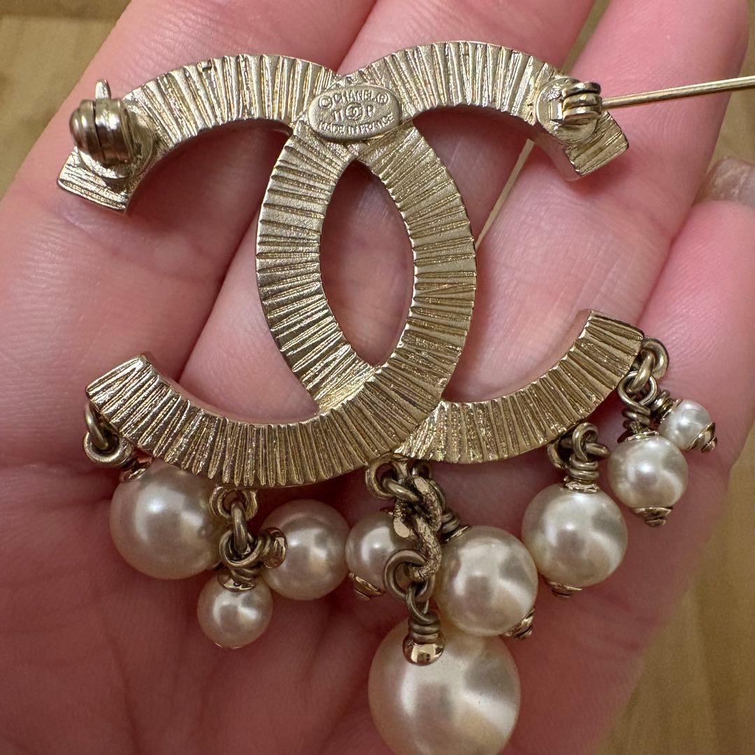 【CHANEL】ロゴブローチ