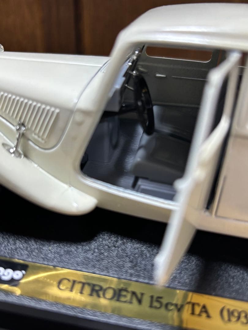ブラーゴ社シトロエン15cv TAダイキャストメタルモデル　1/24 アイボリー