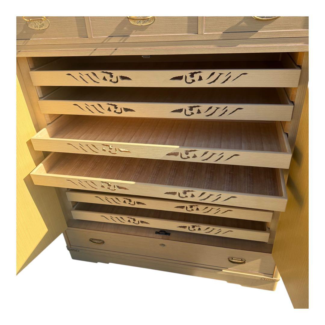 着物　外装は合板ですが衣装収納部は桐箪笥　年代物