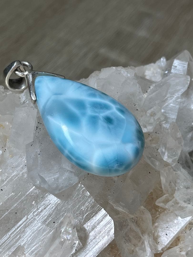 天然石☆品質良し！ラリマーしずく型ペンダントトップ☆透けるブルー＆模様が美しい！