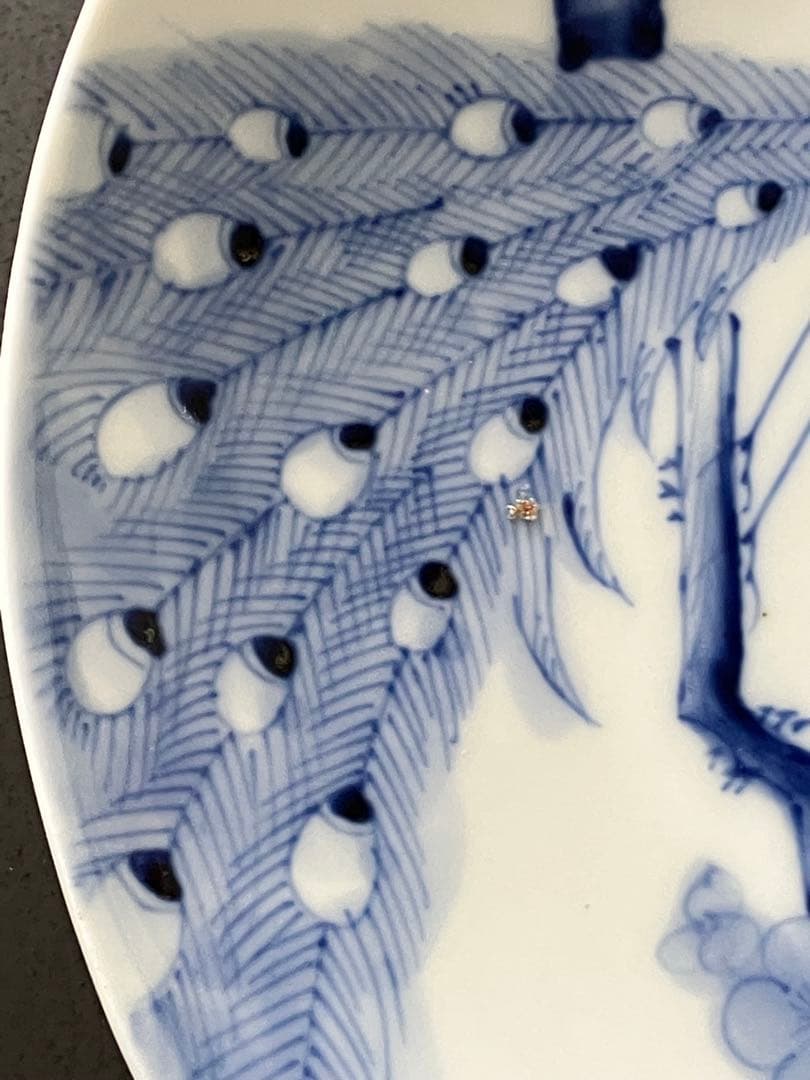 櫛高台の孔雀と花の模様の皿