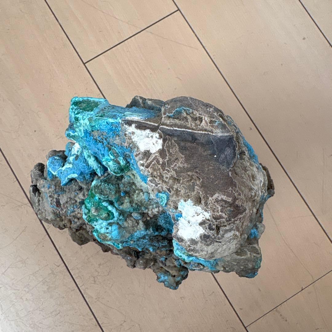 青色・緑色の鉱石 自然石 木製台座付き