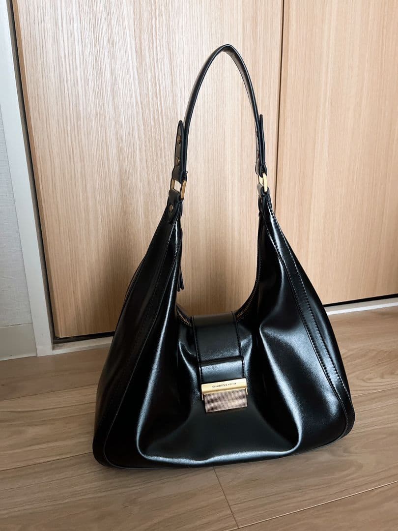 CHARLES & KEITH　 シャーロット ホーボーバッグ 　ブラック