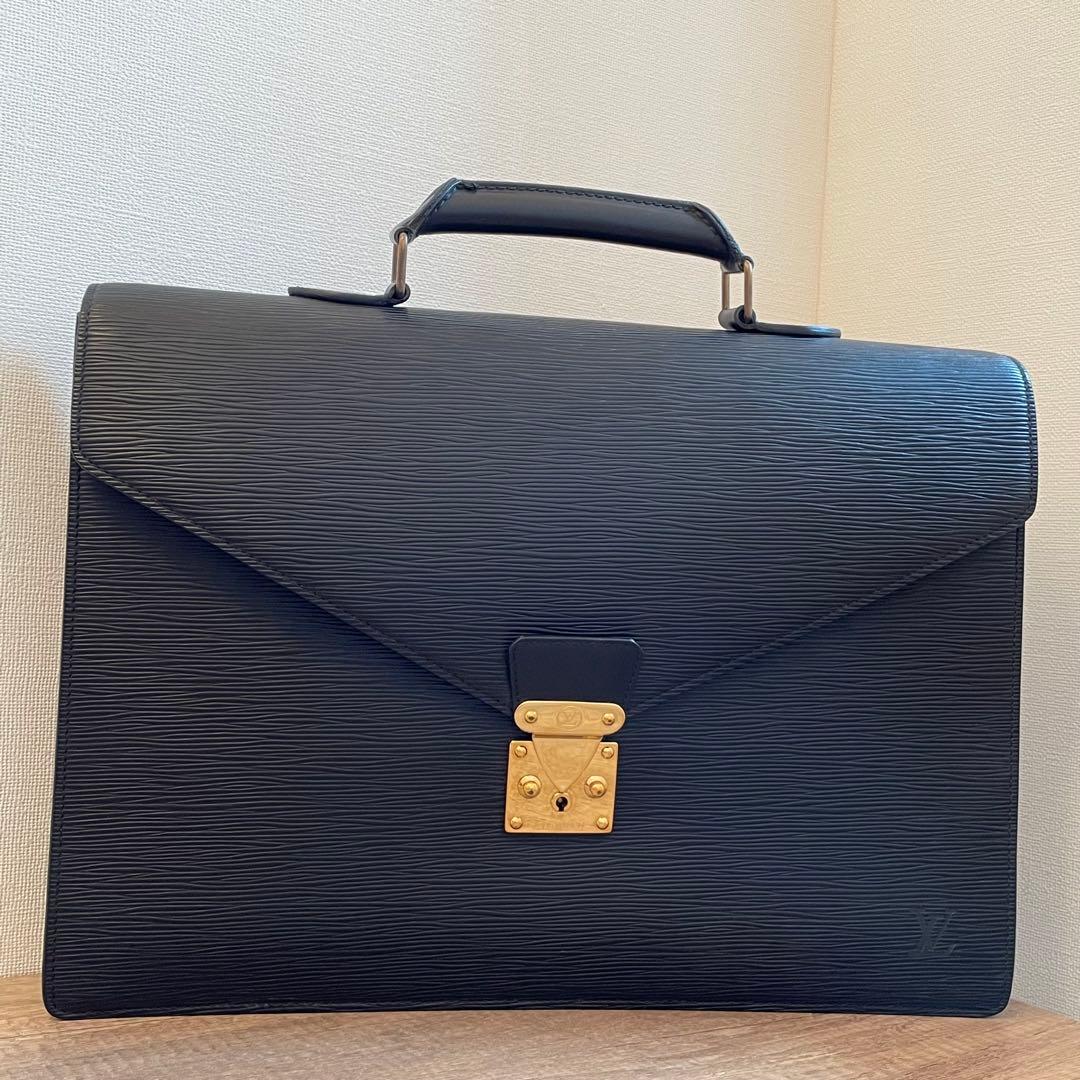 【にんにん】ルイヴィトン　エピ セルヴィエット　コンセイエ ブラック