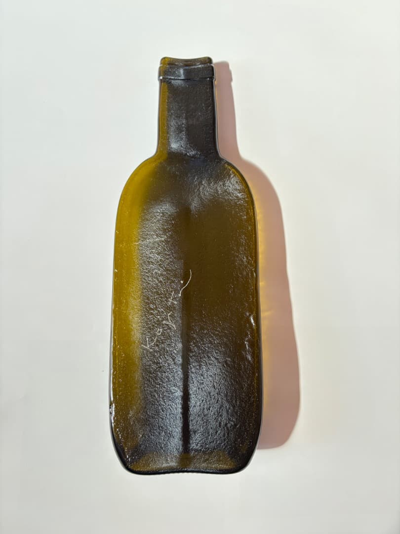 麹谷宏「ワインボトル再生皿」