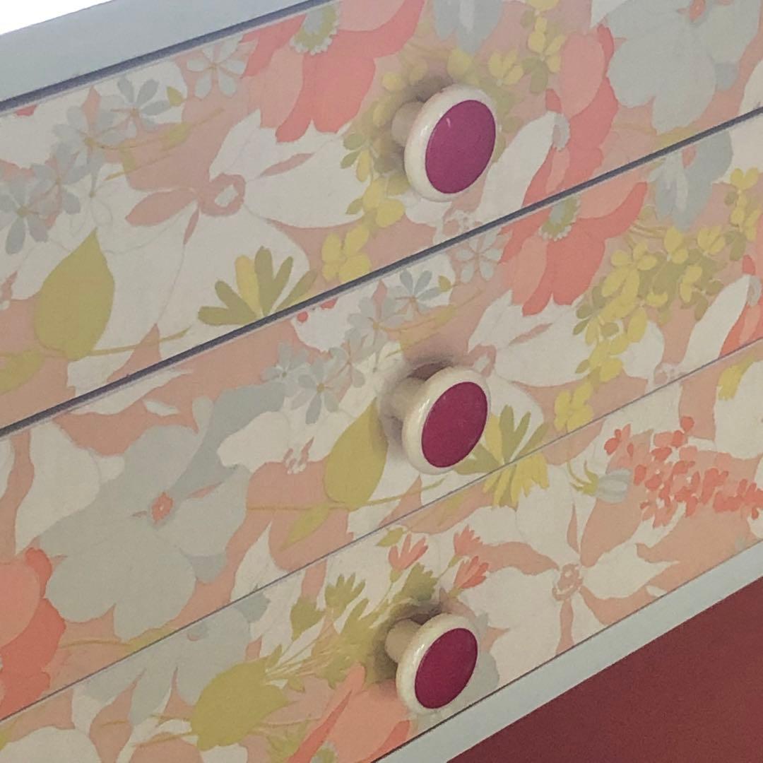 最終値❗️昭和レトロな木製ラック　オレンジ色の引き出しは3段 赤いつまみが可愛い