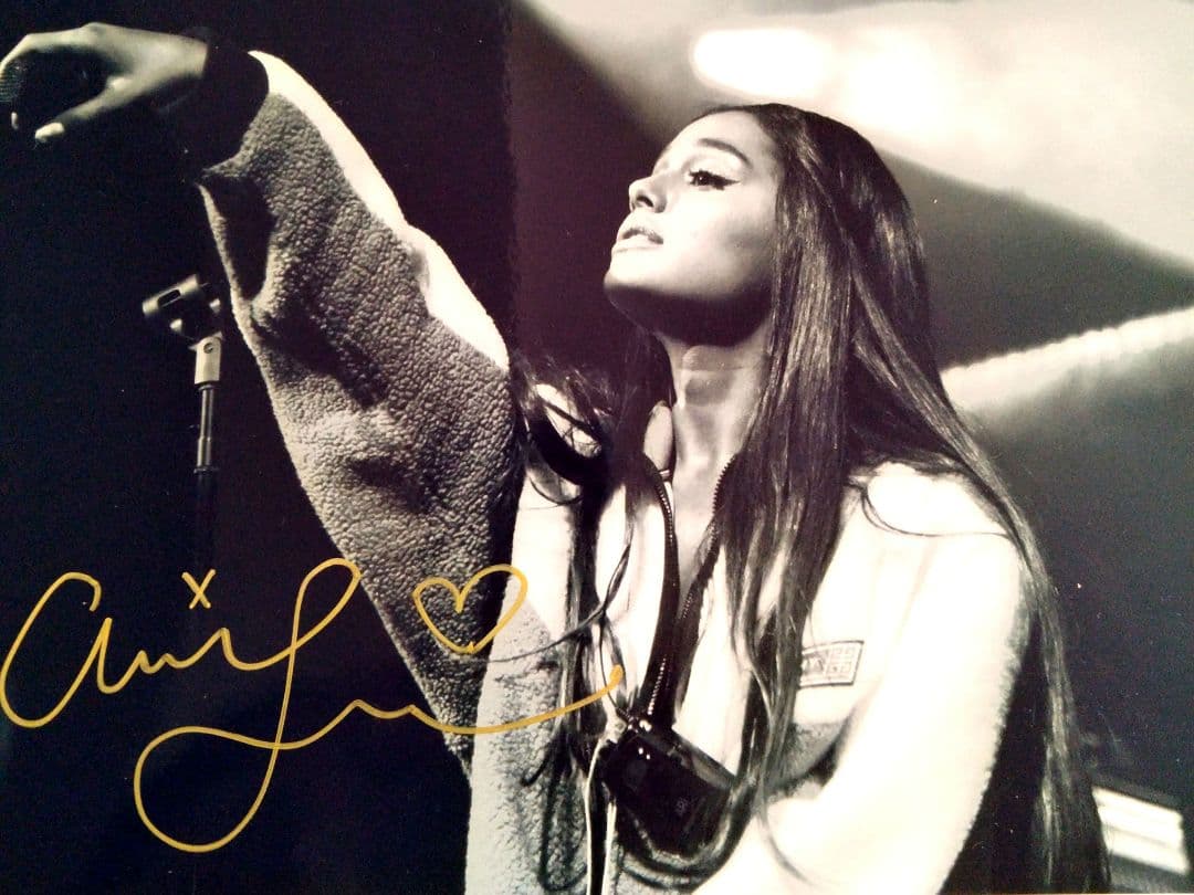 セール中…アリアナ・グランデ直筆サイン入り超大型写真…Ariana Grande