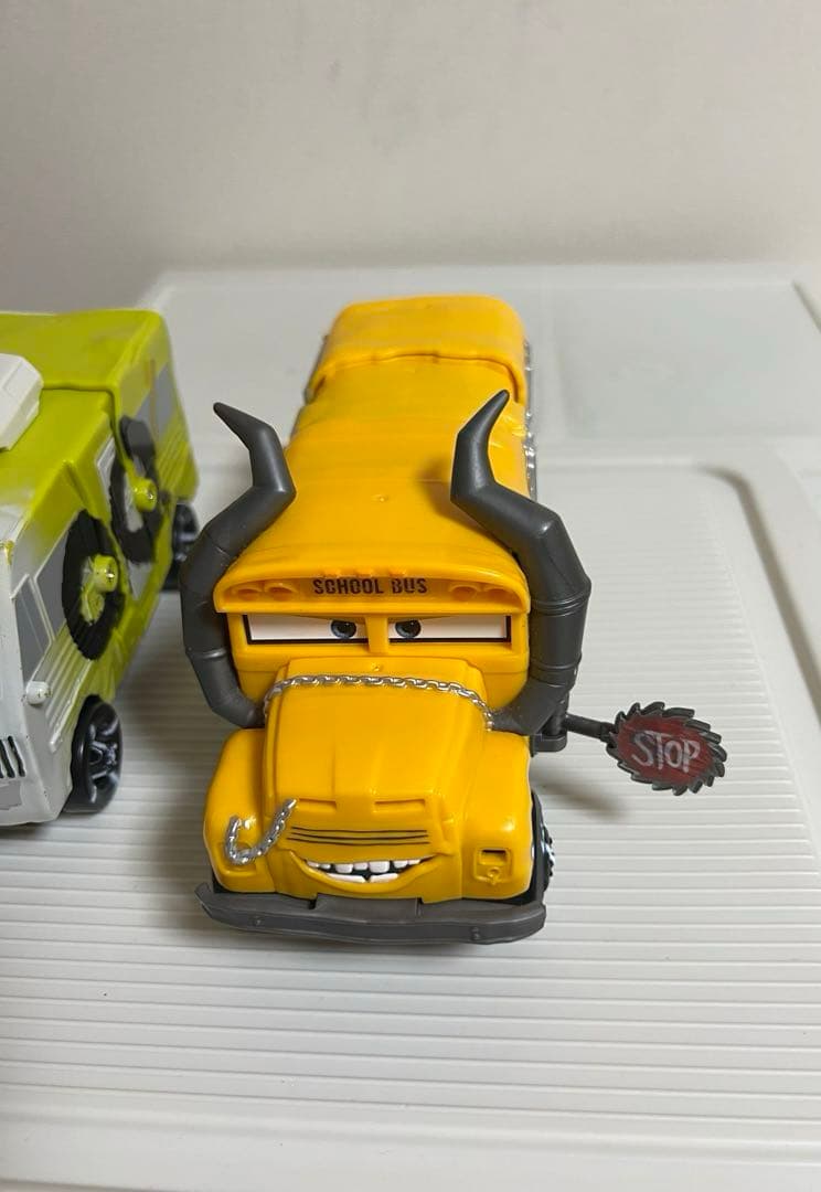 カーズ、ミニカー、マテル（アーヴィー、ミスフリッター）（目が変わるおもちゃ）