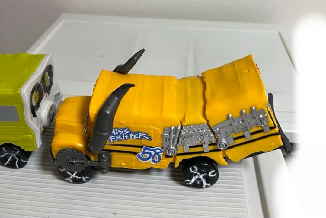 カーズ、ミニカー、マテル（アーヴィー、ミスフリッター）（目が変わるおもちゃ）