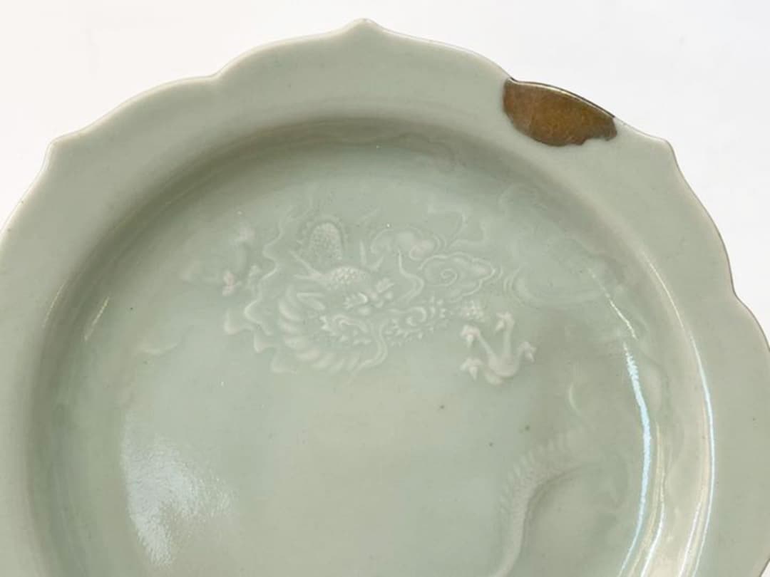 骨董　青磁　印刻雲龍文様　輪花縁　皿　鍋島青磁　古九谷青磁　柿右衛門青磁　辰年