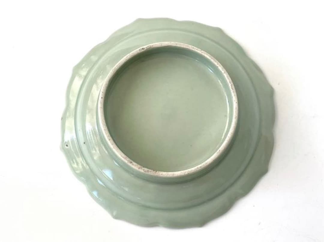 骨董　青磁　印刻雲龍文様　輪花縁　皿　鍋島青磁　古九谷青磁　柿右衛門青磁　辰年