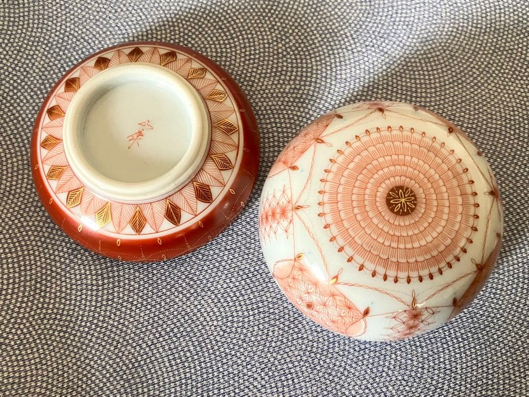 見附正康作　香合　赤絵細描小紋