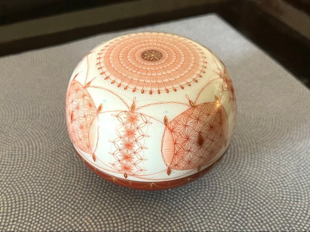 見附正康作　香合　赤絵細描小紋