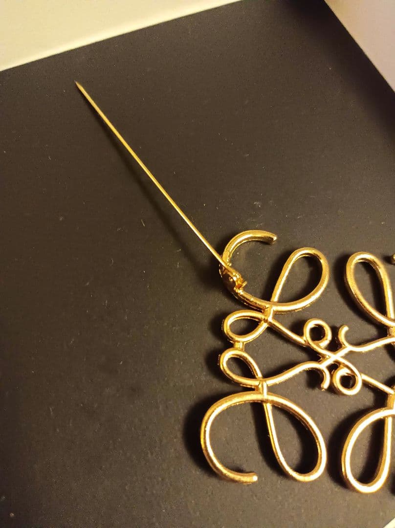 ゴールド ロエベ　アナグラム　モチーフ ブローチ