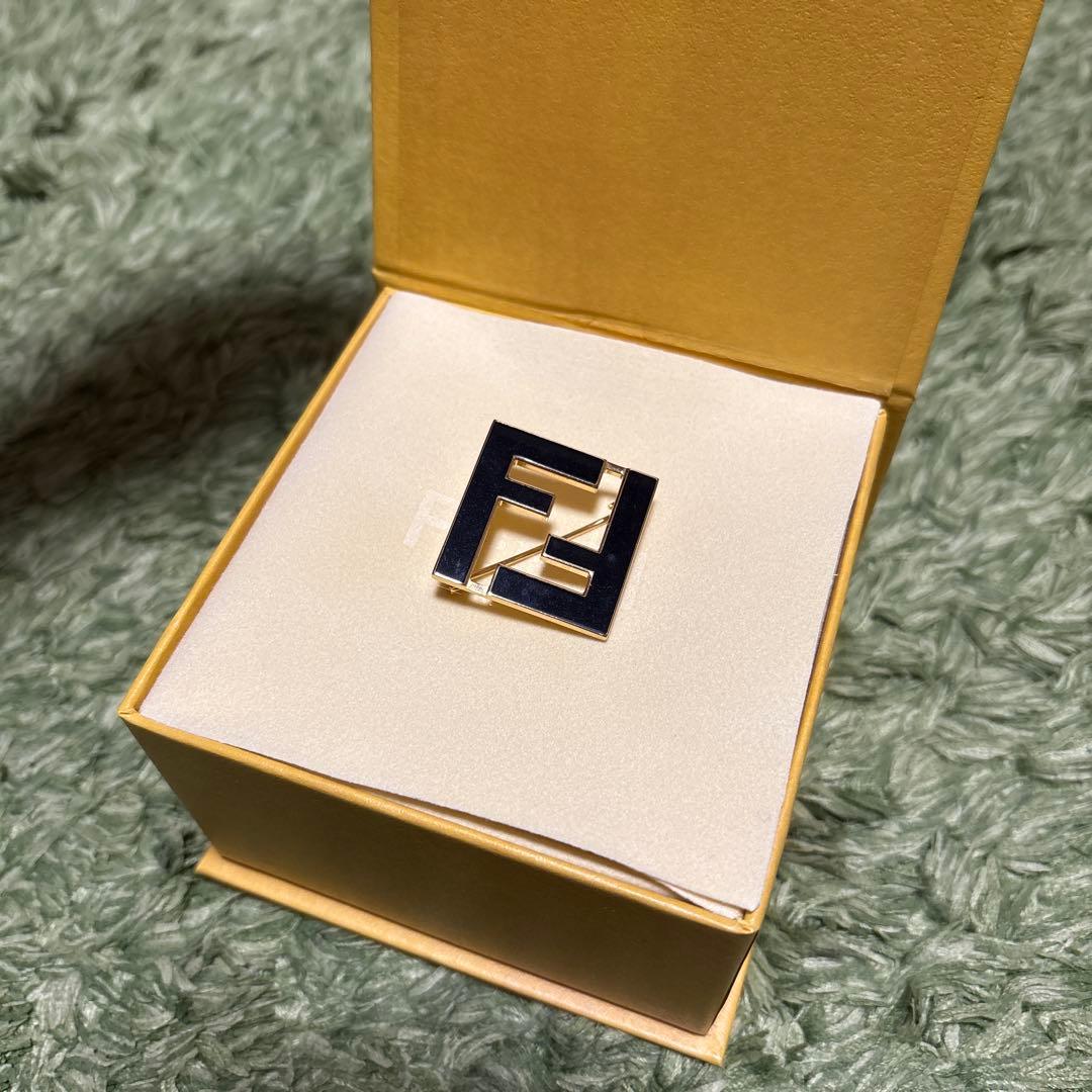 【期間限定お値下げ】フェンディ　ブローチ