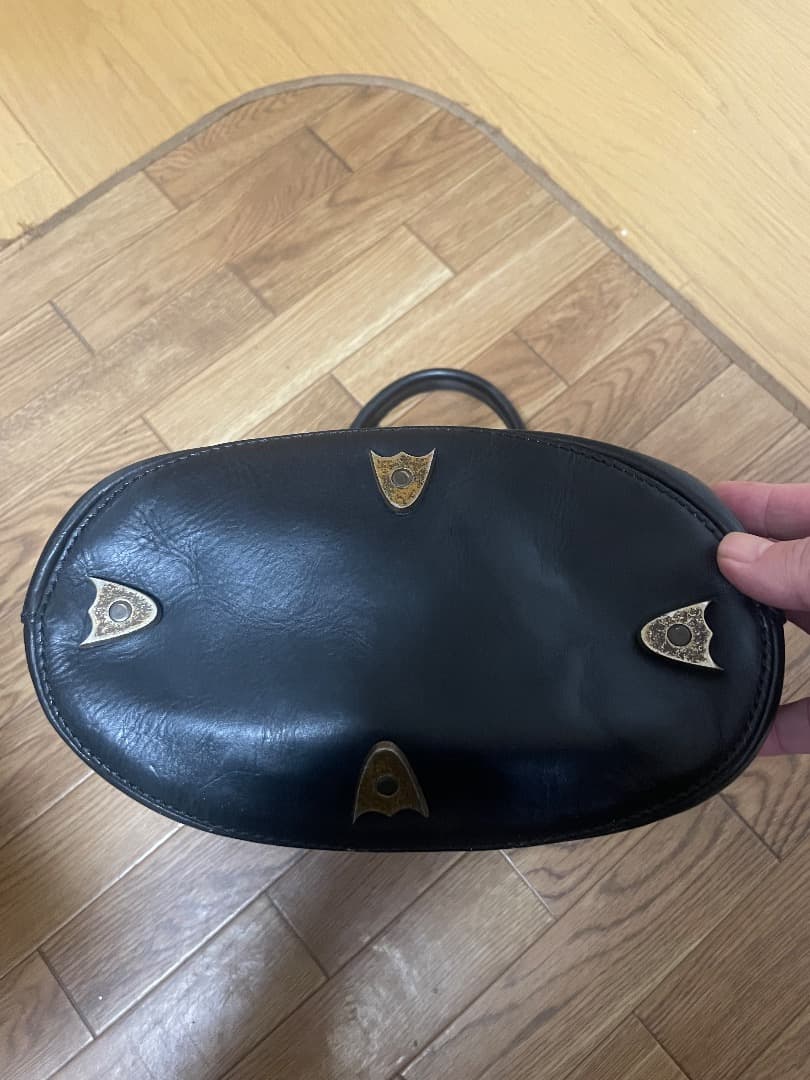 HTC スタッズ付き黒レザーバッグ