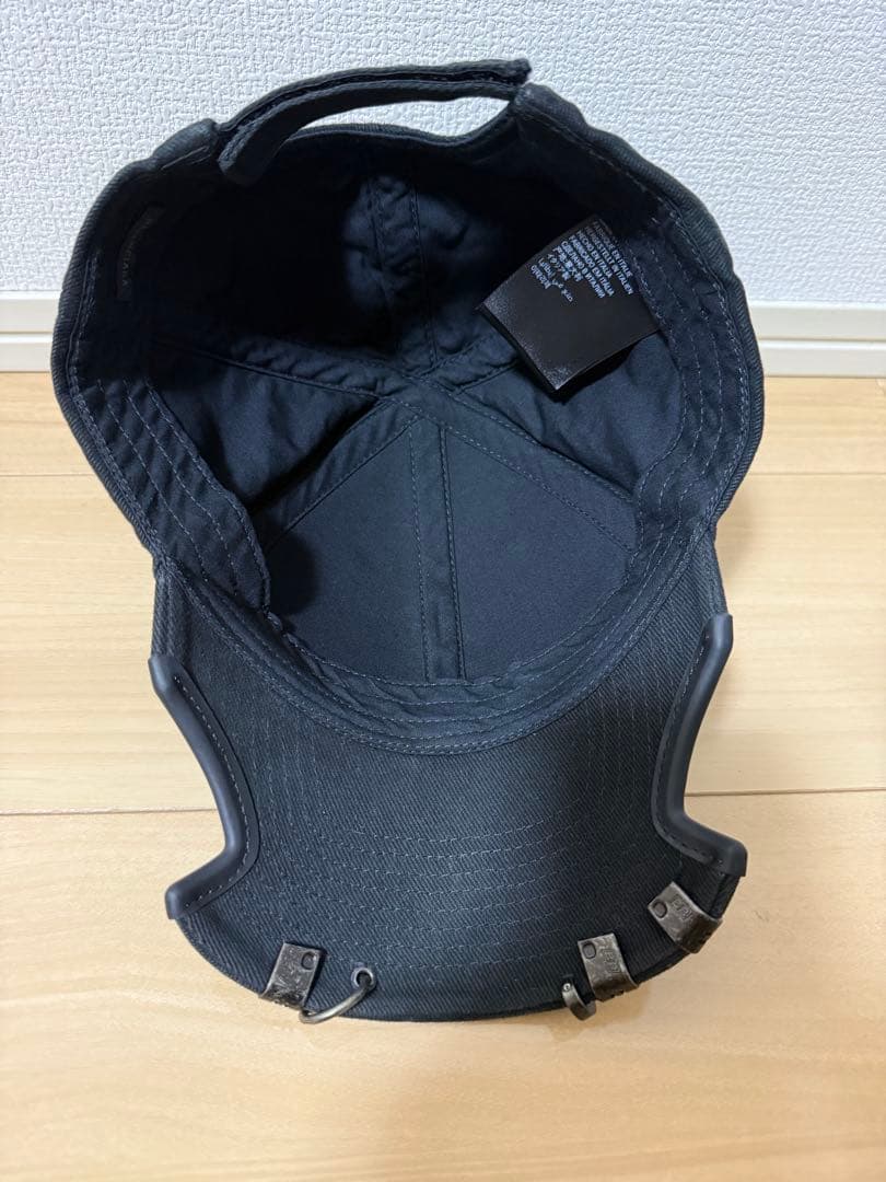 BALENCIAGA ブラック ピアスベースボールキャップ Lサイズ
