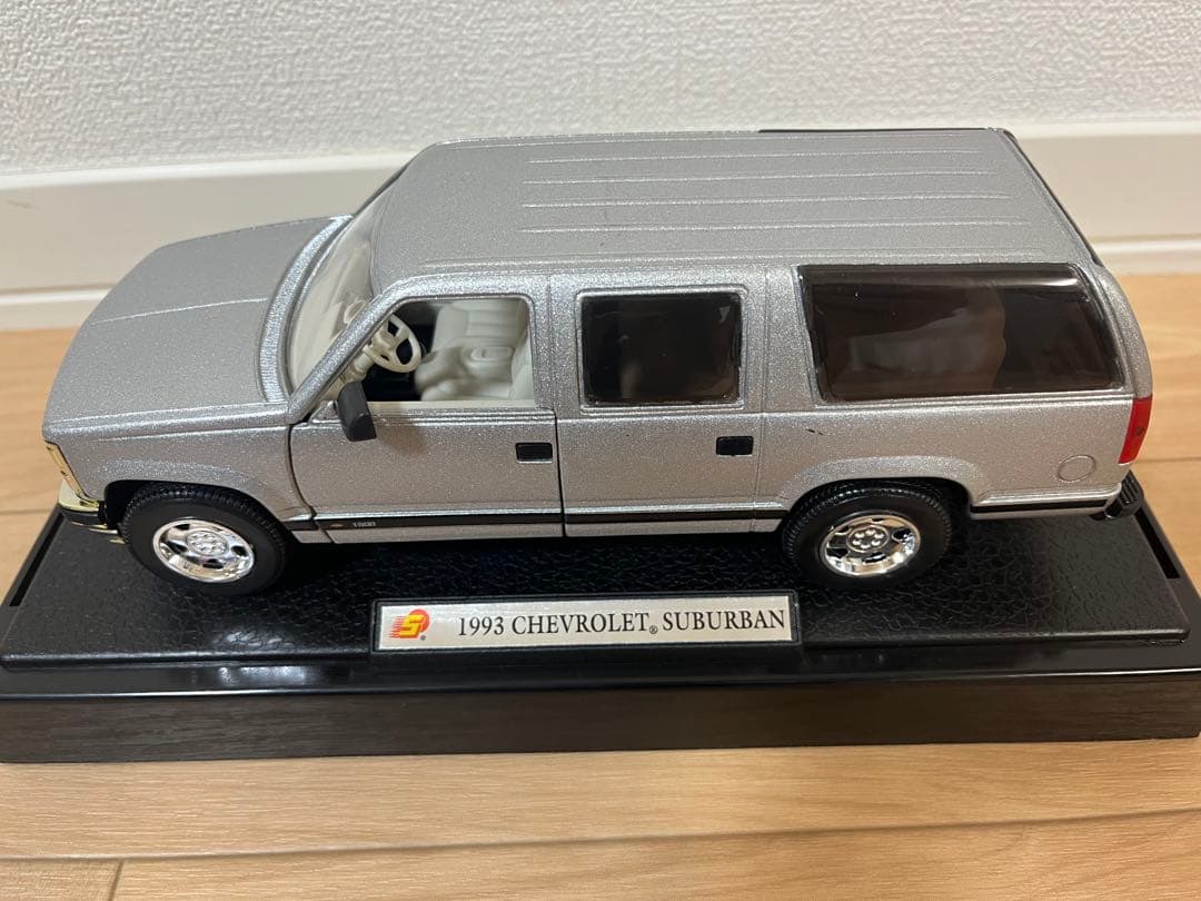 ミニカー 1993 chevrolet suburban 1/24