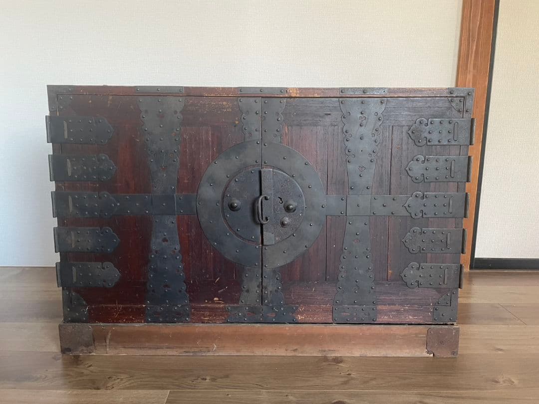 伝統的な和風木製箪笥 引き出し付き