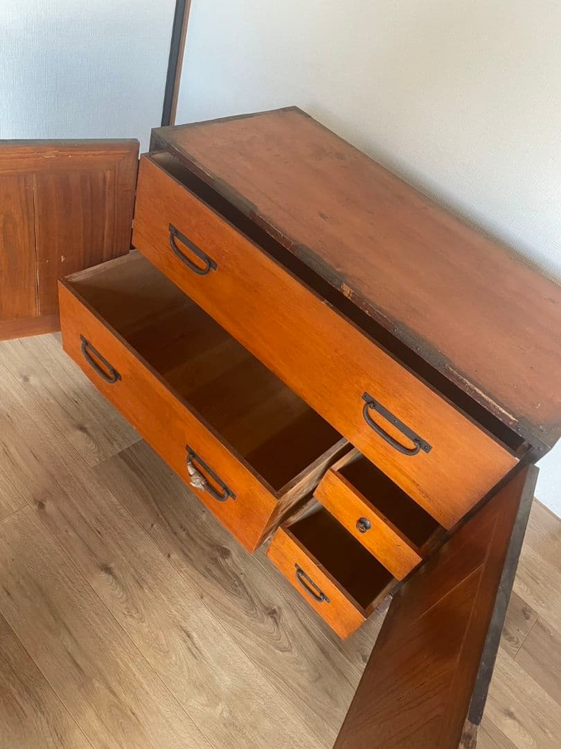 伝統的な和風木製箪笥 引き出し付き