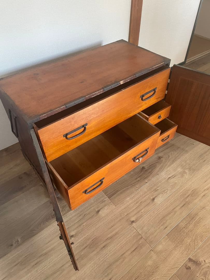 伝統的な和風木製箪笥 引き出し付き